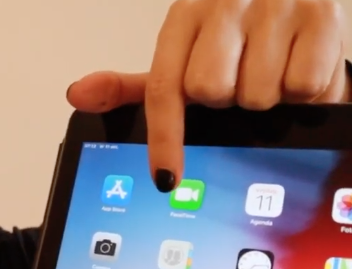 Een vinger die aanwijst waar de FaceTime app zich op het scherm bevindt. Op en de app d.m.v. te tappen met de vinger op de app.