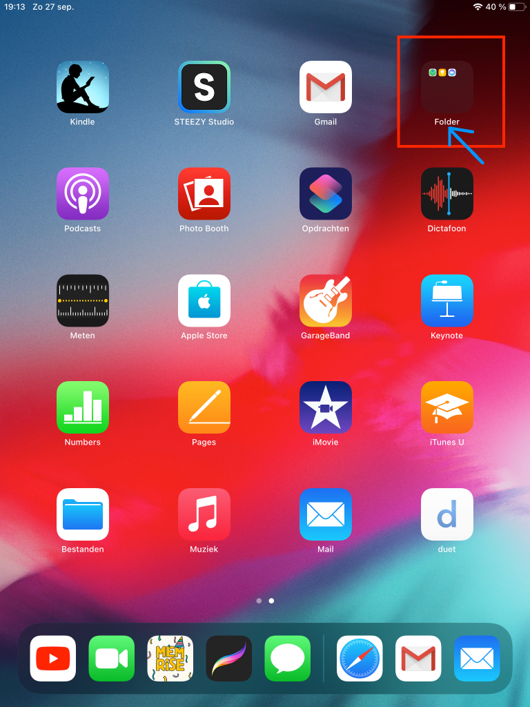 Bij mij op het scherm is er rechtsboven een donkergrijs vierkantje, met daarin enkele gekleurde vierkantjes. Dit is een folder met daarin enkele apps!